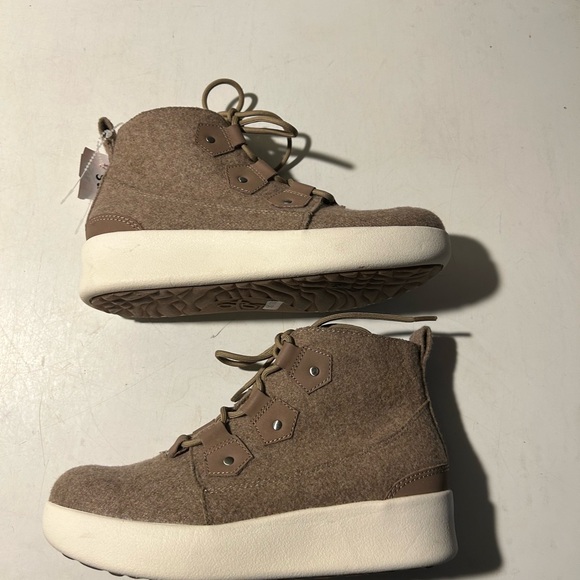 OTBT light brown color wool ankle booties laceup front size 6.5 NWT - Picture 4 of 7